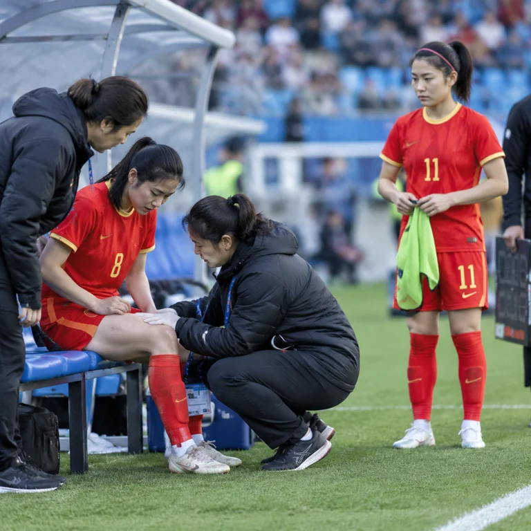 中国女足赛场换人场景，体现比赛中的临场调整